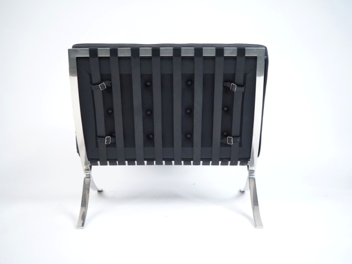 MIES VAN DER ROHE (d'après) Chauffeuse "barcelona" en cuir noir et mét