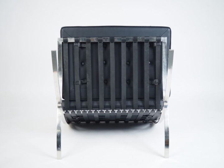 MIES VAN DER ROHE (d'après) Chauffeuse "barcelona" en cuir noir et mét