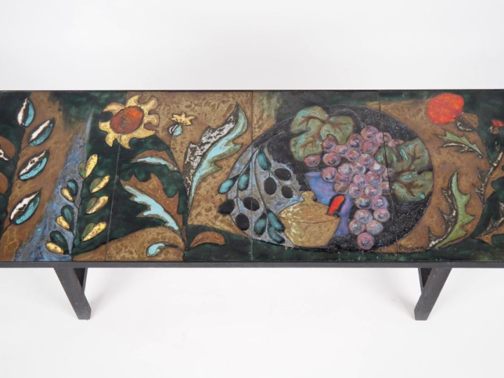 Paul AZEMA. Table basse plateau en céramique polychrome à décor de fle