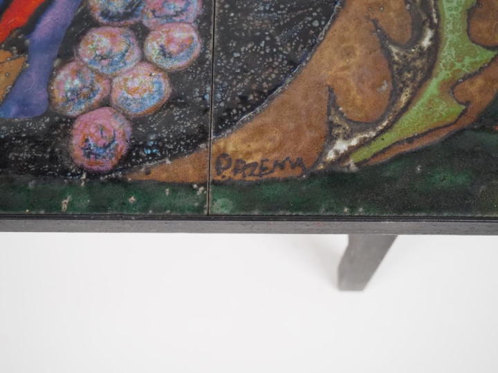 Paul AZEMA. Table basse plateau en céramique polychrome à décor de fle