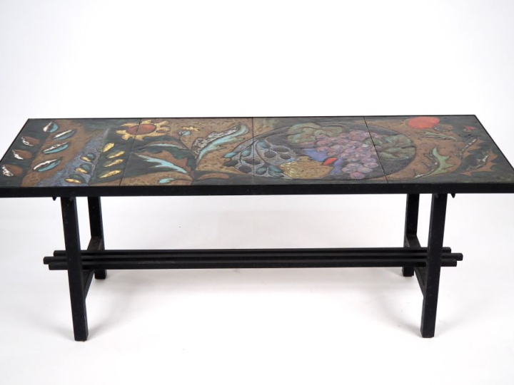 Paul AZEMA. Table basse plateau en céramique polychrome à décor de fle