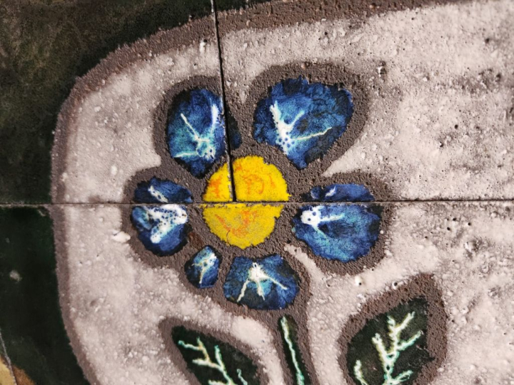 AZEMA. Spectaculaire panneau mural composé de panneaux de céramique po