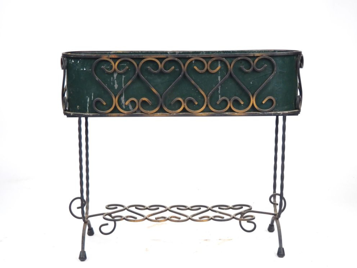 Jardinière 1950 en fer forgé à décor ajouré de consoles. Dim. 62 x 74 