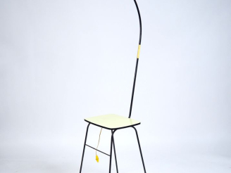 Vente aux enchères Lampadaire années 60 en formica jaune et fer laqué noir. H. 165 cm