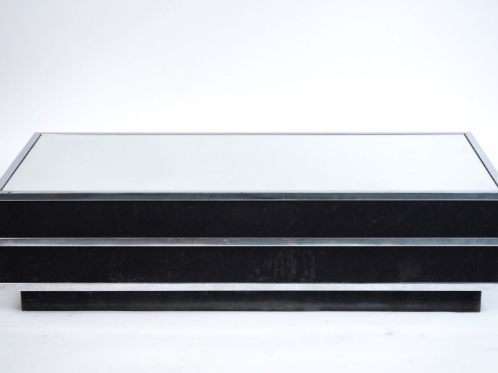 Table basse en métal chromé, glace et feutre.  Dim. 32 x 120 x 60 cm