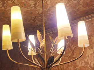 Vente aux enchères Lustre années 70 en tôle doré, à décor de feuillage, éclairant à six l