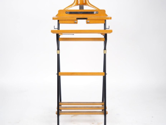 Vente aux enchères Serviteur muet de marque "GALANTDENUIT" en bois verni et métal. H. 110