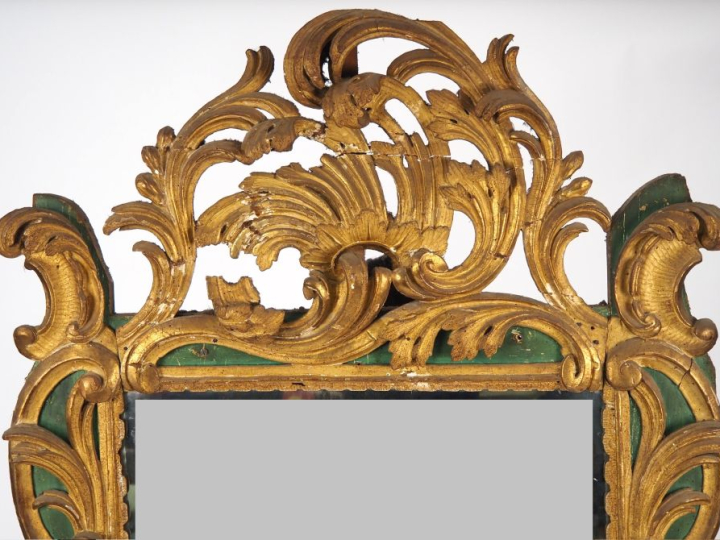 Grande glace de salon Louis XV en bois sculpté, ajouré et laqué vert à