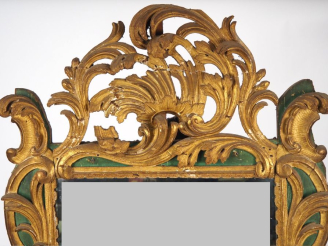 Vente aux enchères Grande glace de salon Louis XV en bois sculpté, ajouré et laqué vert à