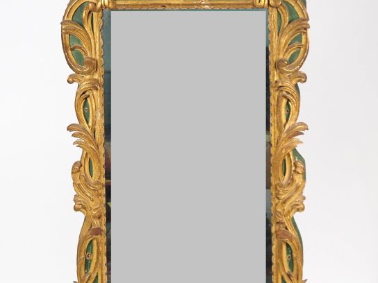 Grande glace de salon Louis XV en bois sculpté, ajouré et laqué vert à