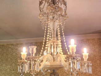 Vente aux enchères BACCARAT.(?) Lustre en cristal à décor de pampilles, éclairant à six l