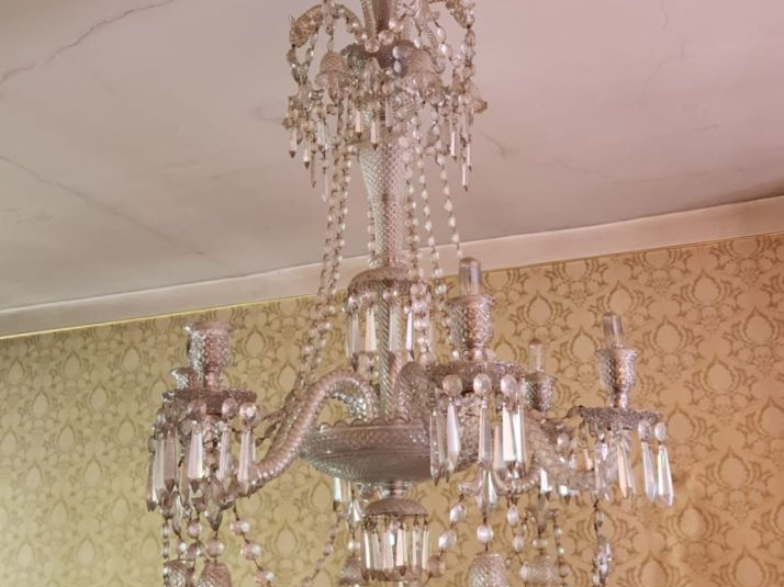 BACCARAT.(?) Lustre en cristal à décor de pampilles, éclairant à six l