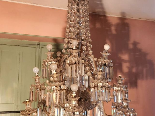 SAINT LOUIS. (?) Grand lustre de salon à pampilles en cristal de Bacca