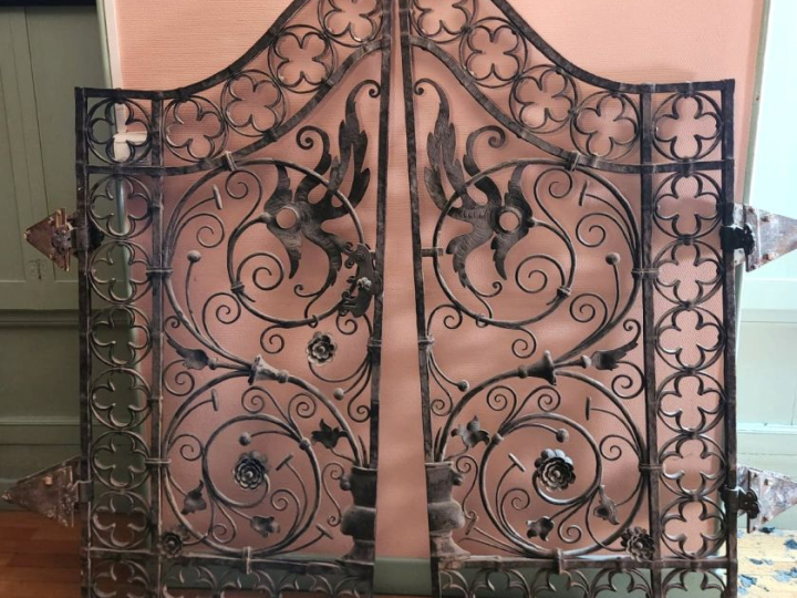 Paire de grilles XVIIIIème en tole et fer forgé, à décor de rinceaux f