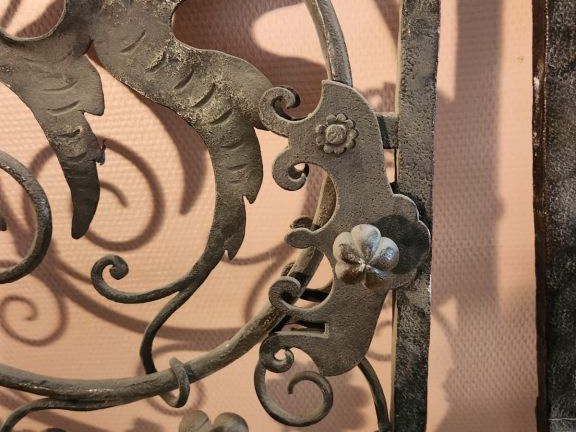 Paire de grilles XVIIIIème en tole et fer forgé, à décor de rinceaux f