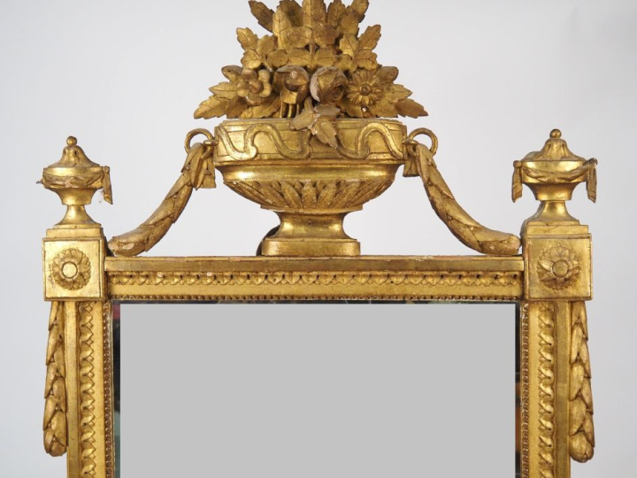 Glace de salon Louis XVI en bois sculpté et doré à décor de perles et 