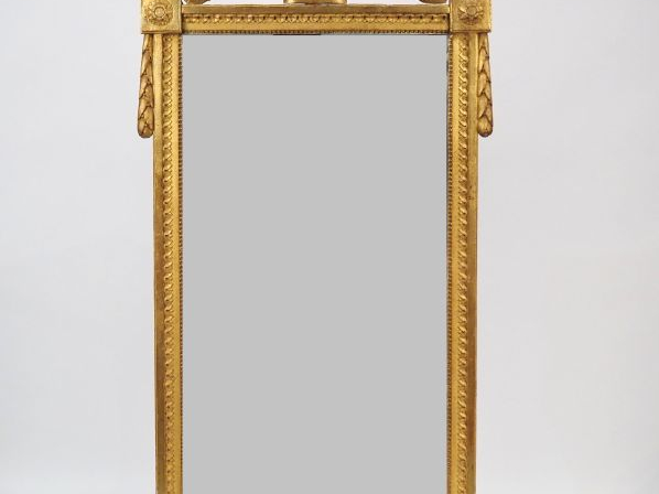 Glace de salon Louis XVI en bois sculpté et doré à décor de perles et 