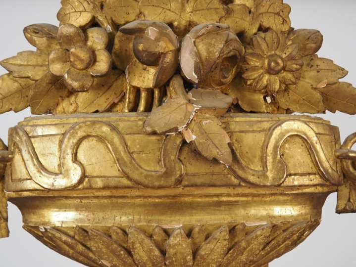 Glace de salon Louis XVI en bois sculpté et doré à décor de perles et 