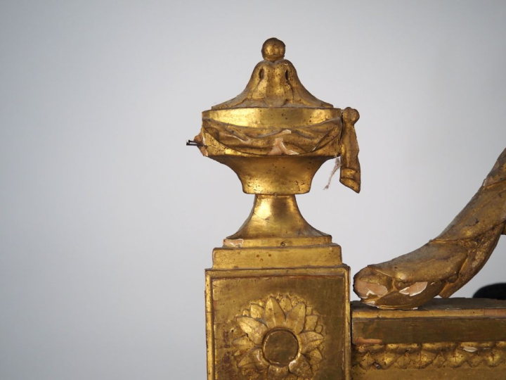 Glace de salon Louis XVI en bois sculpté et doré à décor de perles et 