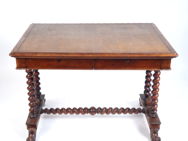 Bureau plat de style Louis XIII en acajou, travail anglo indien estamp