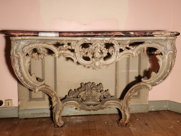Console Louis XV en bois laqué gris, sculpté et ajouré à décor de roca