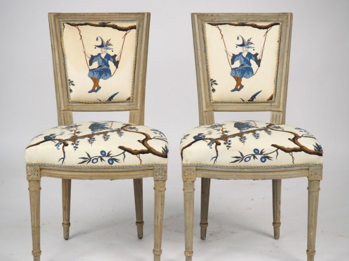 Paire de chaises Napoléon III de style Louis XVI en bois laqué gris, g