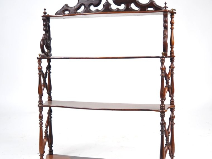 Etagère Napoléon III en palissandre. (petits manques) Dim. 34 x 26 cm