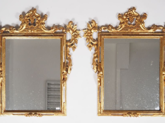 Vente aux enchères Paire de miroirs à parecloses de style italien en stuc doré, à décor d