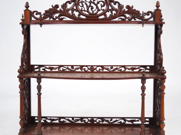 Etagère murale Napoléon III en acajou et placage d'acajou, à décor de 