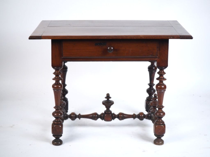 Table de style Louis XIII en acajou, ouvrant à un tiroir en ceinture, 