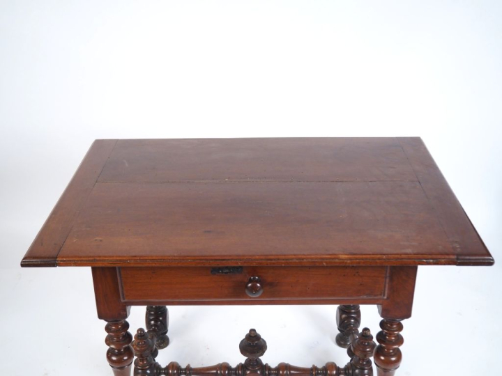 Table de style Louis XIII en acajou, ouvrant à un tiroir en ceinture, 
