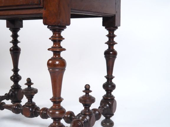 Table de style Louis XIII en acajou, ouvrant à un tiroir en ceinture, 