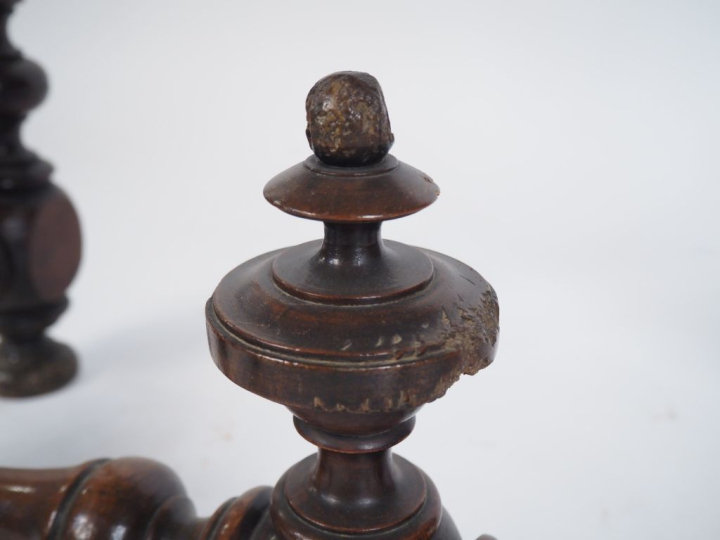 Table de style Louis XIII en acajou, ouvrant à un tiroir en ceinture, 