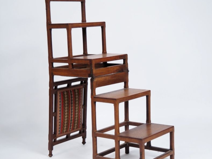 Escabeau de bibliothèque en pin, se repliant et formant une chaise. Di