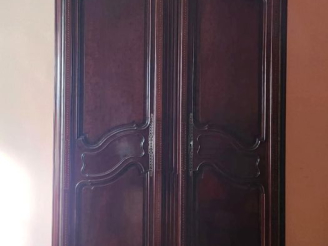 Vente aux enchères Armoire de port Louis XV en acajou et marqueterie, à décor de cannelur