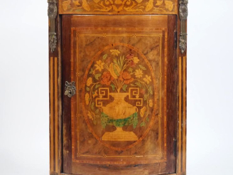 Vente aux enchères Encoignure de style Louis XVI en marqueterie ouvrant à une porte cintr
