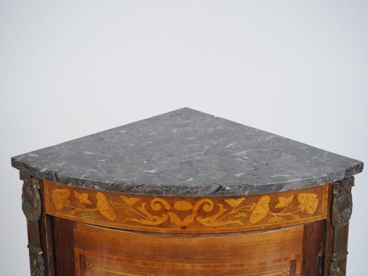 Encoignure de style Louis XVI en marqueterie ouvrant à une porte cintr