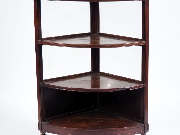 Encoignure Louis XVI en acajou et placage d'acajou, quatre plateaux do