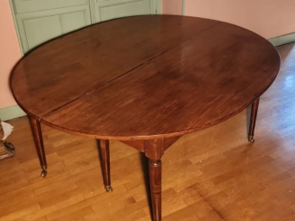 Vente aux enchères Table de salle à manger à allonges Directoire en acajou. Dim. 136 x 16