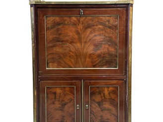 Vente aux enchères Petit secrétaire à abattant Louis XVI en acajou et placage d'acajou fl