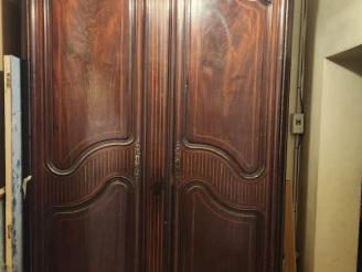 Vente aux enchères Armoire de port  XVIIIème en acajou et placage d'acajou, à décor en ma