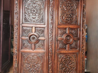 Vente aux enchères Armoire Louis XIV en noyer mouluré et sculpté à décor de rinceaux feui