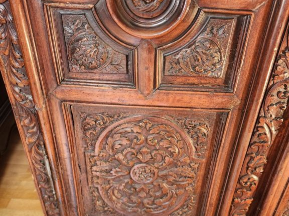Armoire Louis XIV en noyer mouluré et sculpté à décor de rinceaux feui