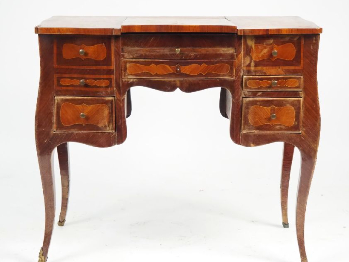 Coiffeuse d'homme Louis XV en marqueterie. Dim. 74,5 x 50 x 86,5 cm.