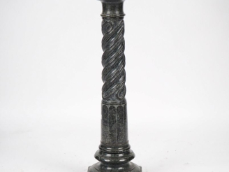 Vente aux enchères Colonne en marbre vert, fût à décor de cannelures torses. H. 100 cm Di
