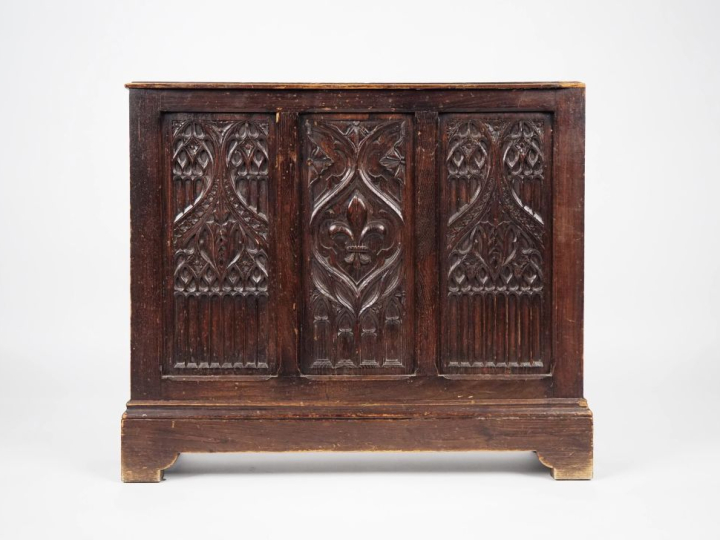 Porte-parapluie de style Louis XIII en bois sculpté à décor d'architec