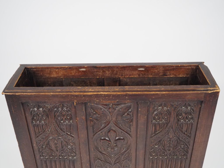 Porte-parapluie de style Louis XIII en bois sculpté à décor d'architec