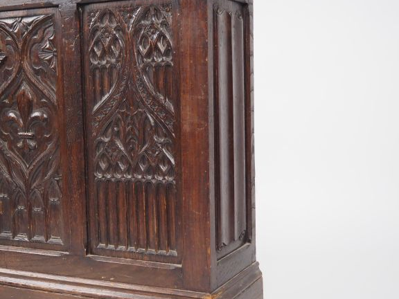 Porte-parapluie de style Louis XIII en bois sculpté à décor d'architec