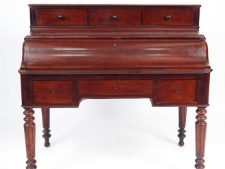 Vente aux enchères Bureau à gradin Napoléon en placage d'acajou. Dim. 110 x 114,5 x 61 cm