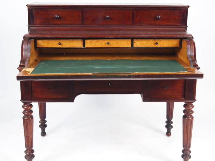 Bureau à gradin Napoléon en placage d'acajou. Dim. 110 x 114,5 x 61 cm